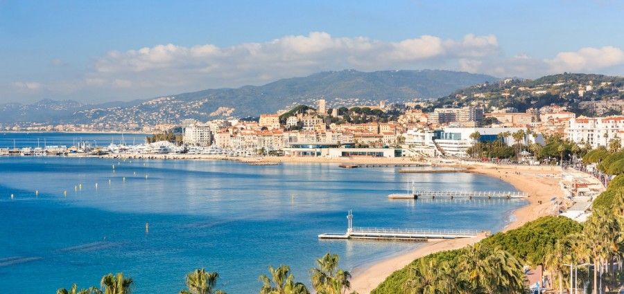 Cannes dalla spiaggia della Croisette