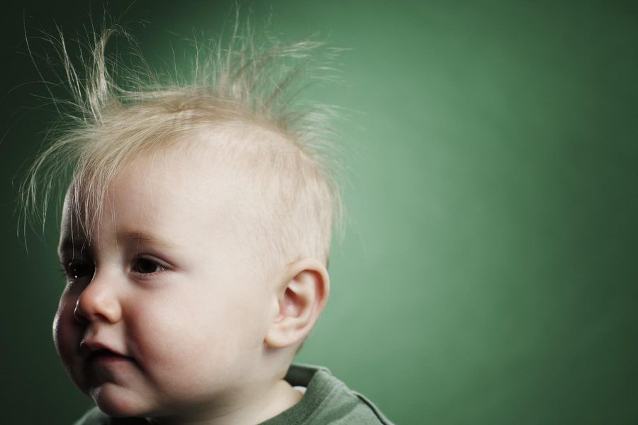 Cosa determina il colore dei capelli di un bambino