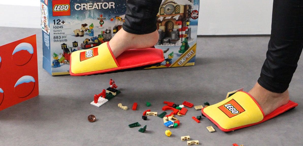 Le ciabatte Lego per calpestare i mattoncini senza dolore