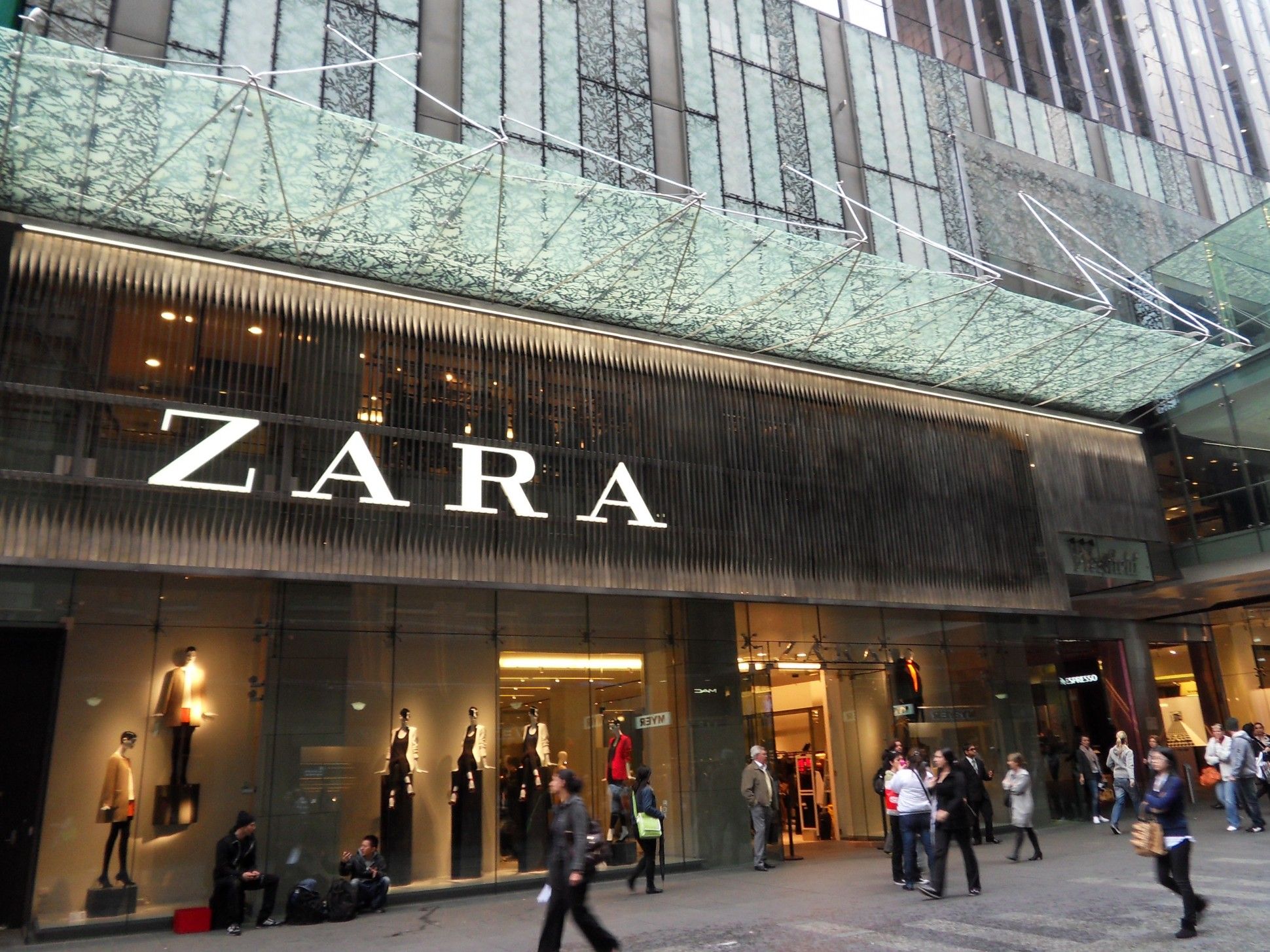 Da Zara vietato l’ingresso a una donna musulmana con il velo