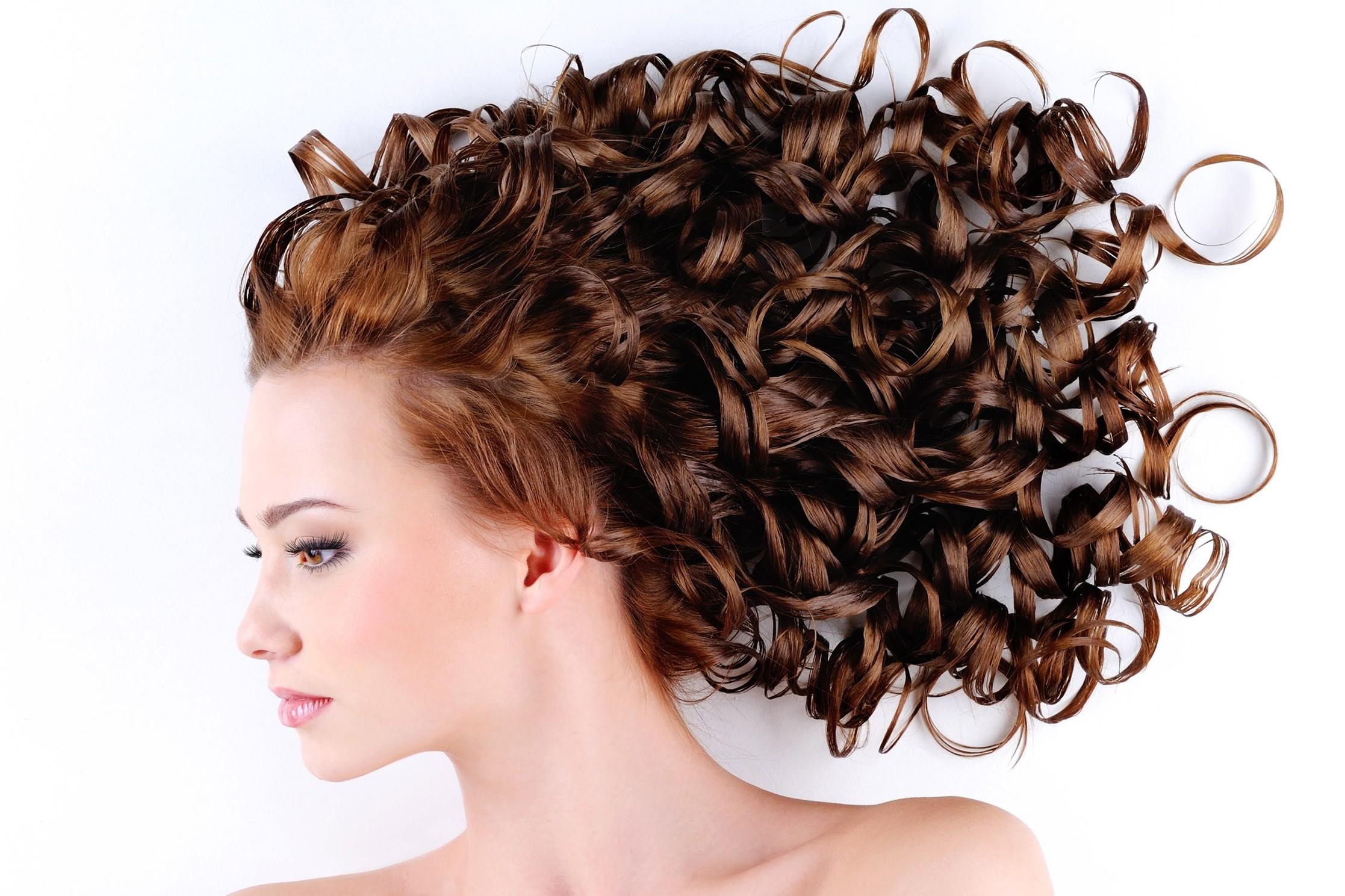Come creare i ricci ai capelli con la carta igienica (video)