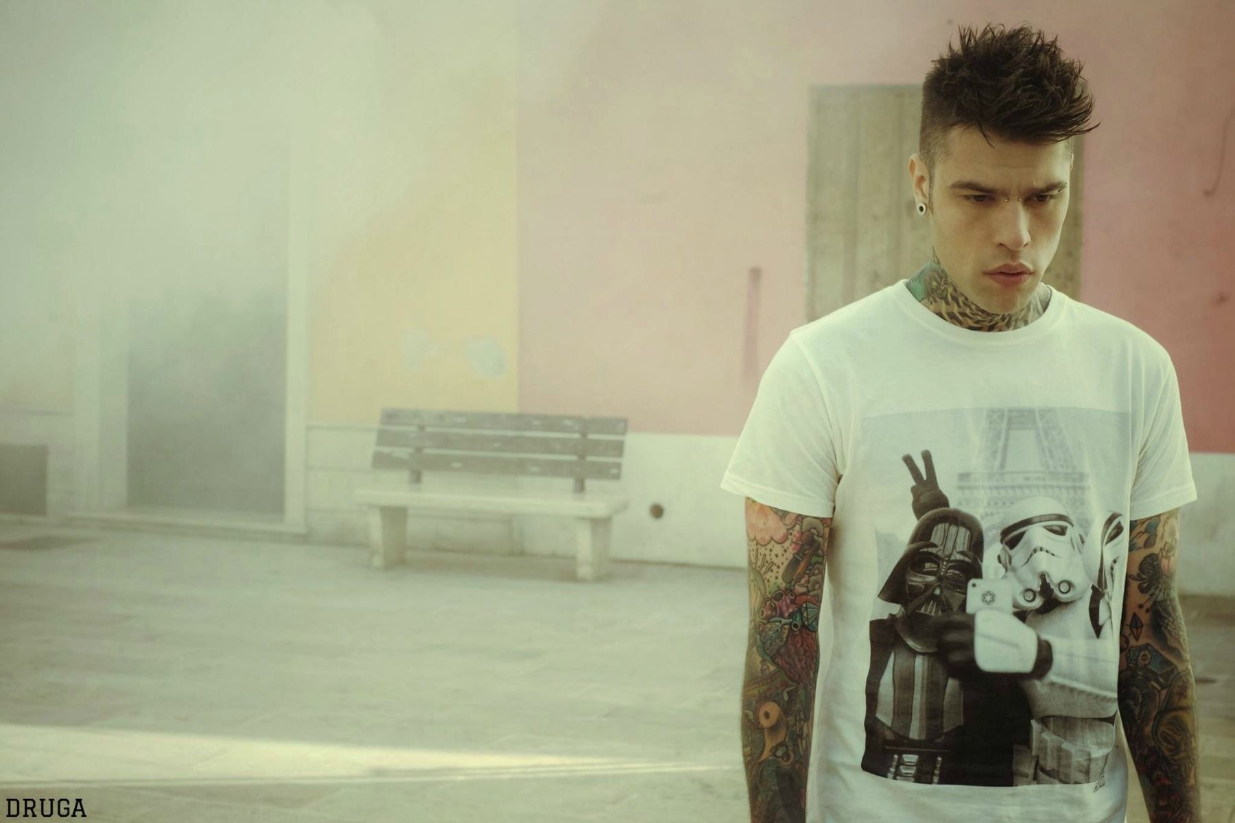 Fedez canta in playback alla Capannina e i fan lo criticano