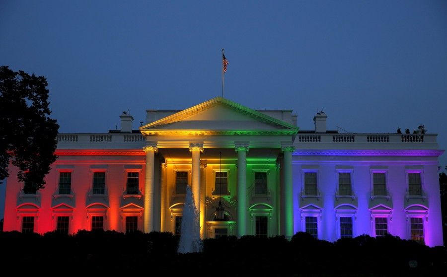 La Casa Bianco illuminata a festa arcobaleno