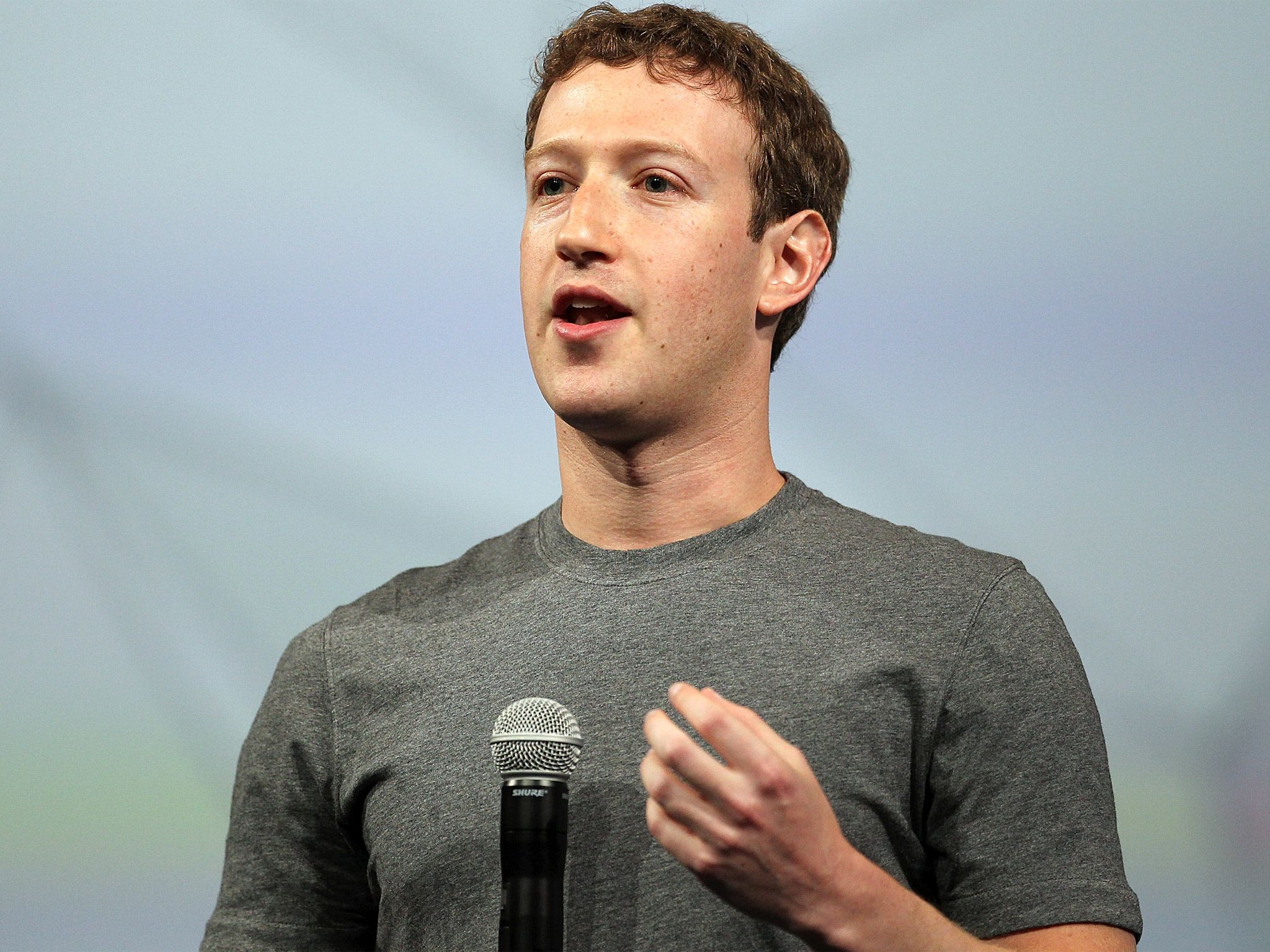 Perché Mark Zuckerberg indossa sempre una t-shirt grigia?