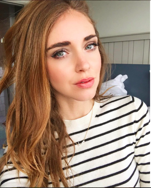 Chiara Ferragni è sempre molto brava nel trovare la giusta luce per i suoi selfie