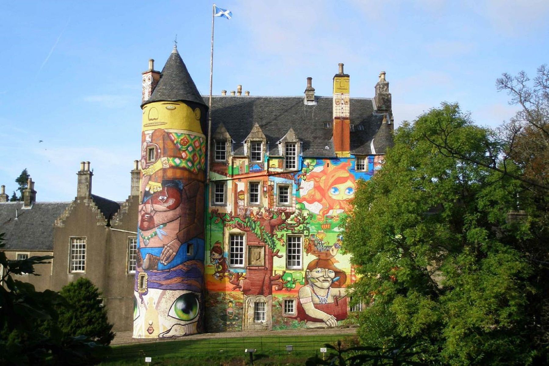 Kelburn Castle, il castello abbandonato salvato dalla street art
