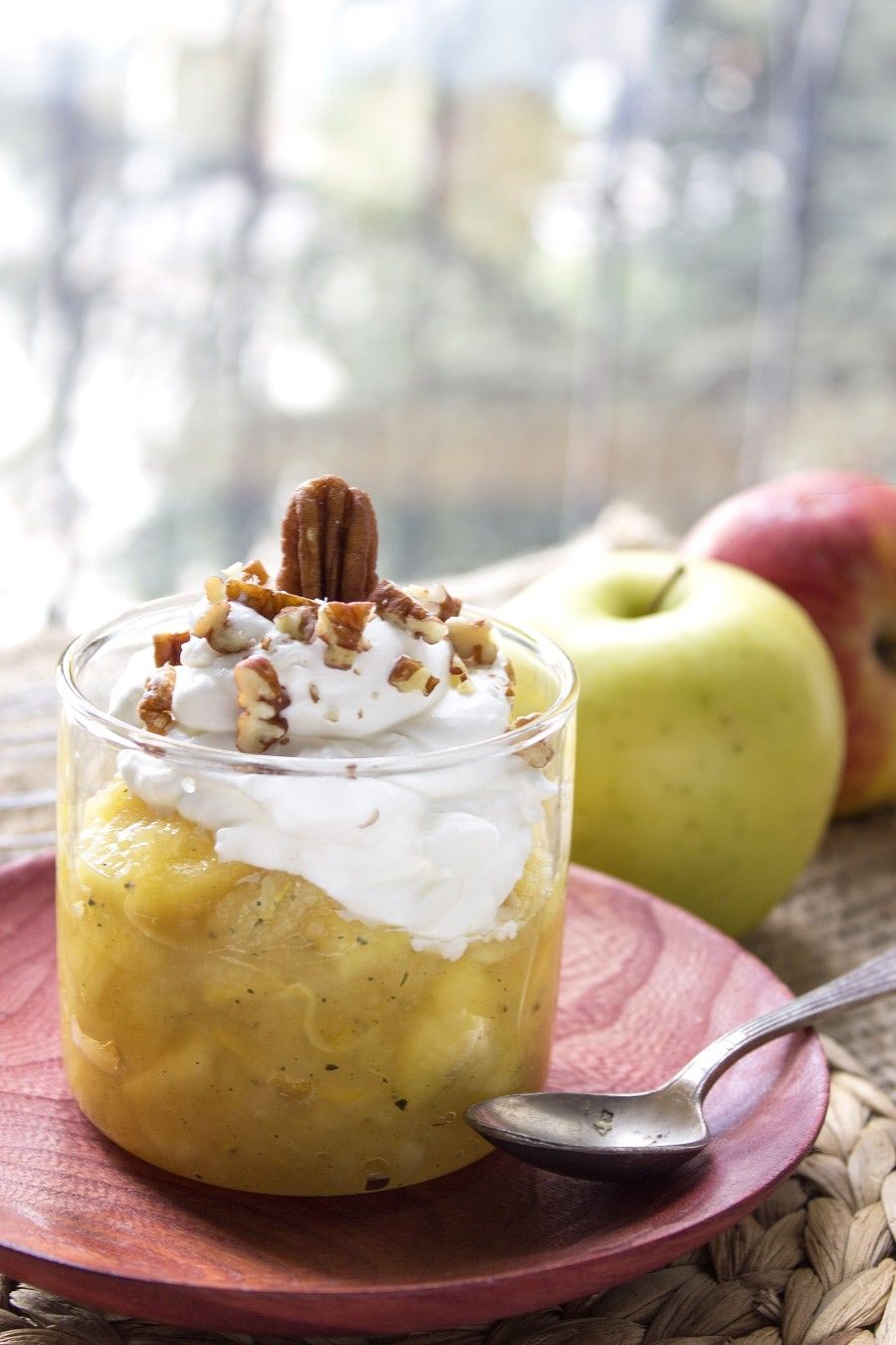 mele-cotte-alla-menta-e-limone-con-panna-e-noci-contemporaneo-food