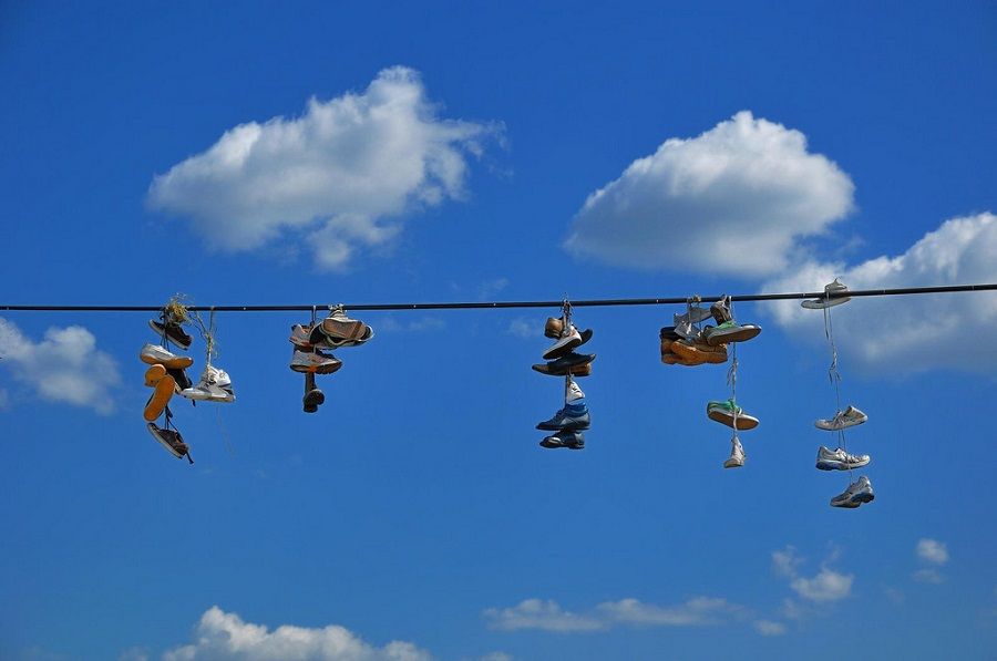 Cosa significano le scarpe appese ai fili della luce?