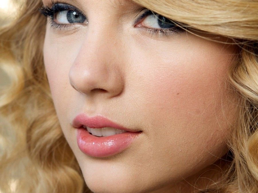 ws_Taylor_Swift_Closeup_1600x1200