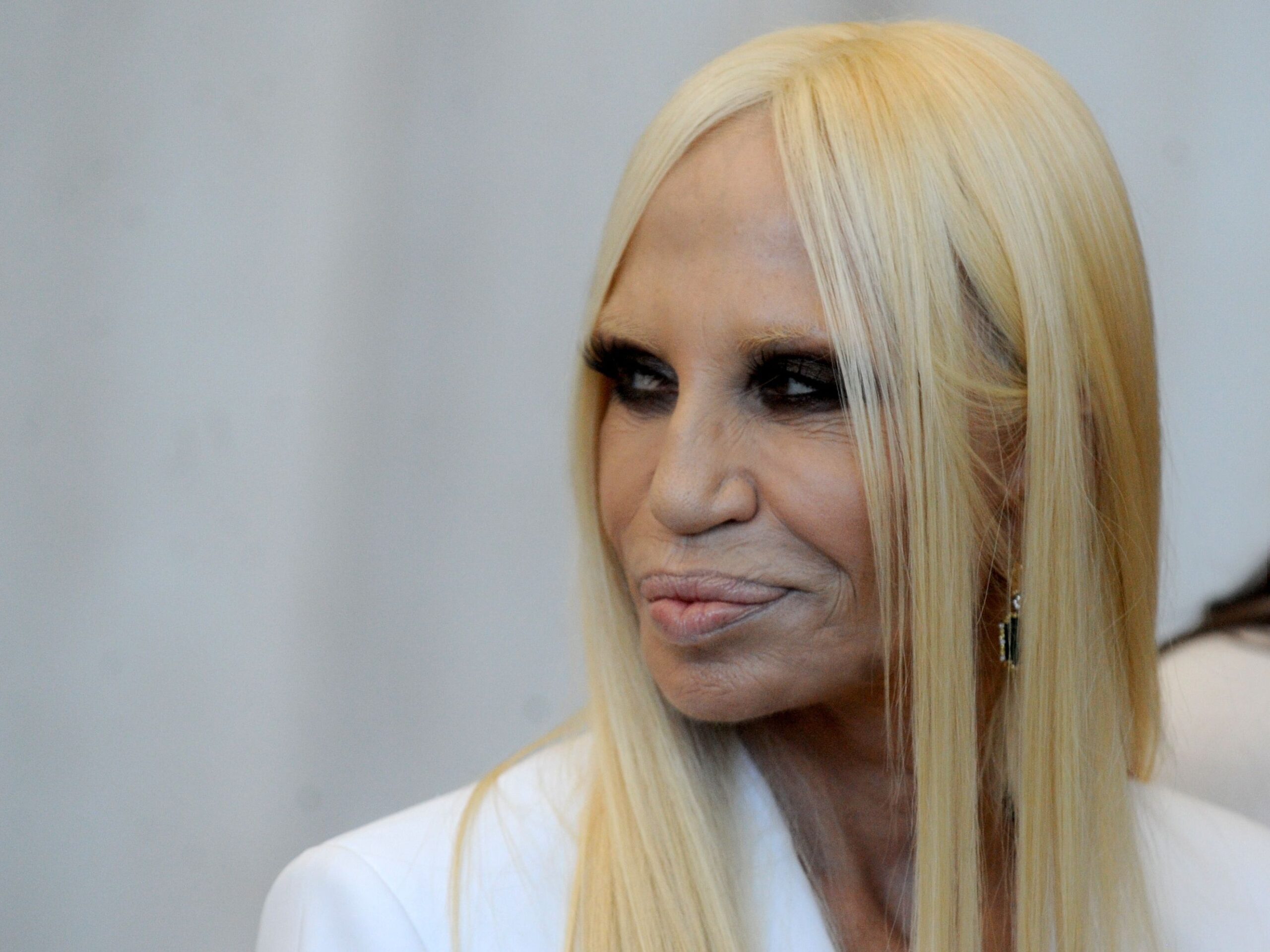 Dopo Sanremo, Donatella Versace vorrebbe la Raffaele come controfigura