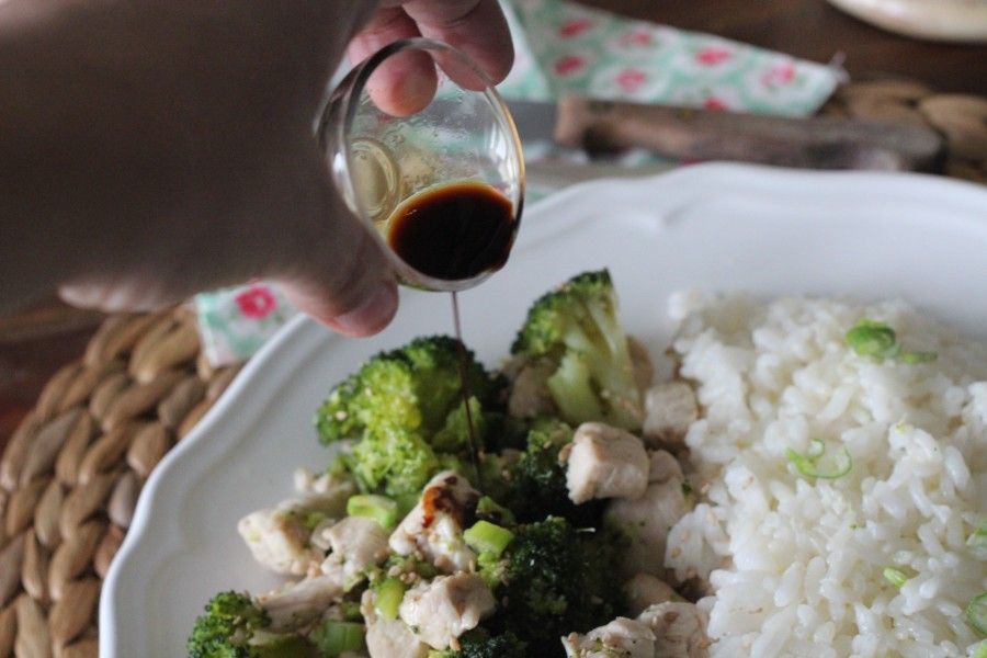 salsa di soia sul Pollo al sesamo con broccoli e riso