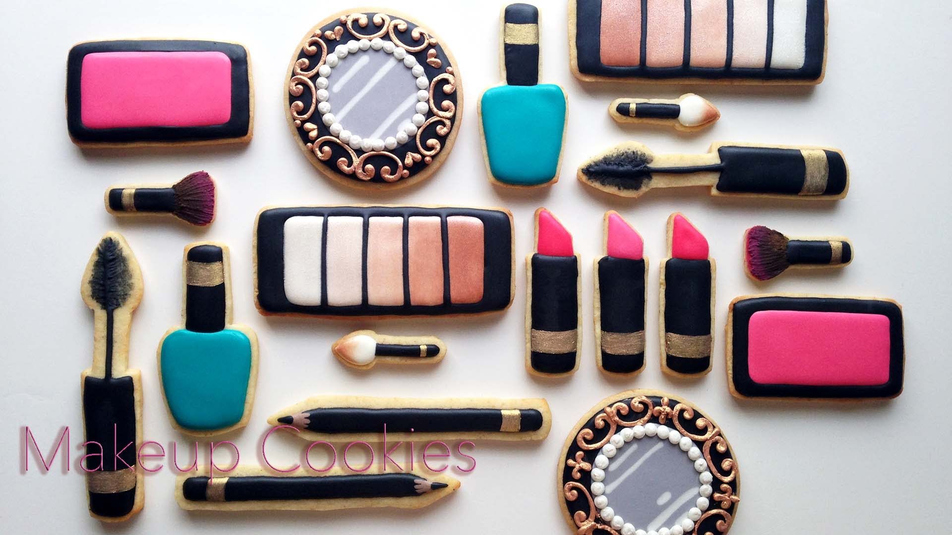 Guarda come decora i biscotti a forma di make up (video)