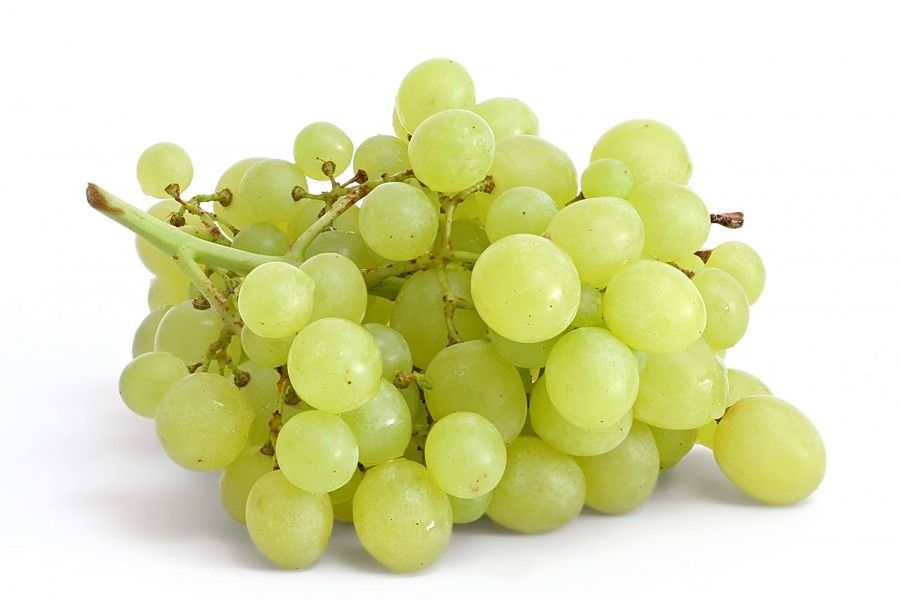 Table_grapes_on_white