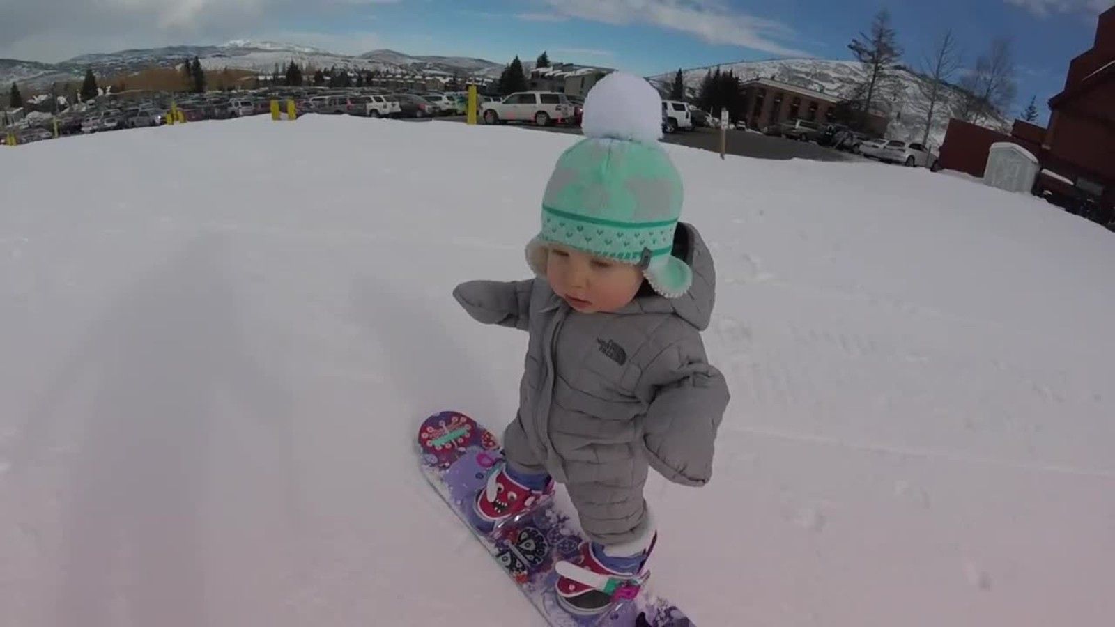 Bambina sullo snowboard: il video vi lascerà senza parole