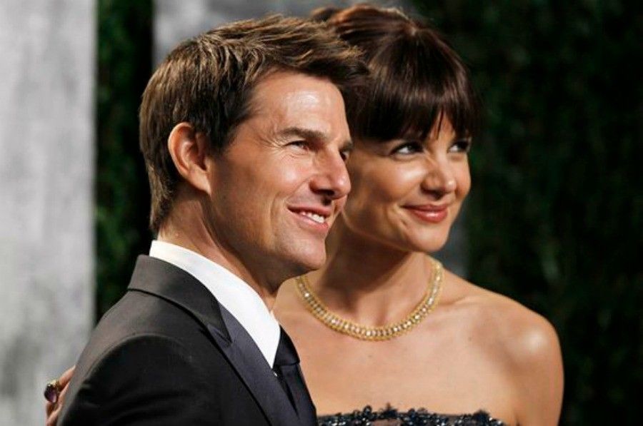 Actor Tom Cruise and his wife, actress Katie Holmes, arrive at the 2012 Vanity Fair Oscar party in West Hollywood, California February 26, 2012. REUTERS/Danny Moloshok (UNITED STATES - Tags: ENTERTAINMENT) (OSCARS-PARTIES) - RTR2YITS