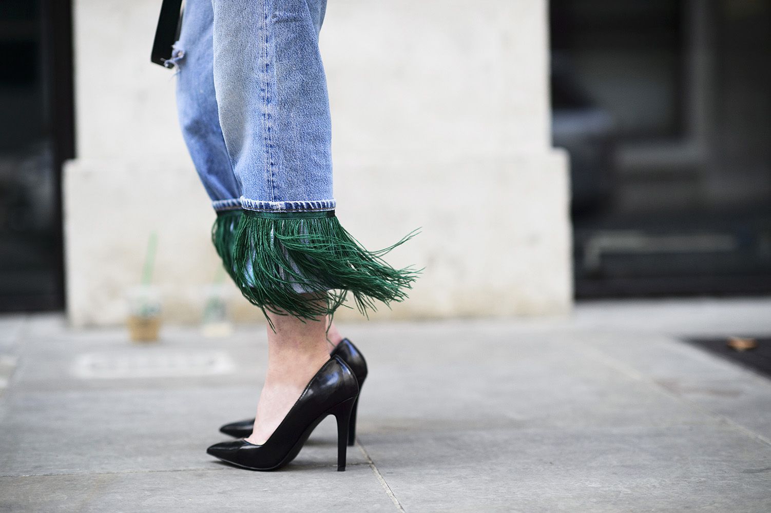 Come indossare i jeans con le frange