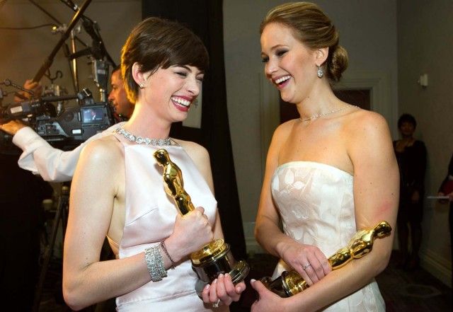 Anne Hathaway tiene in mano qualcosa... niente di meno che un bel premio!