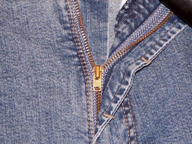 Lacca per capelli sulla zip