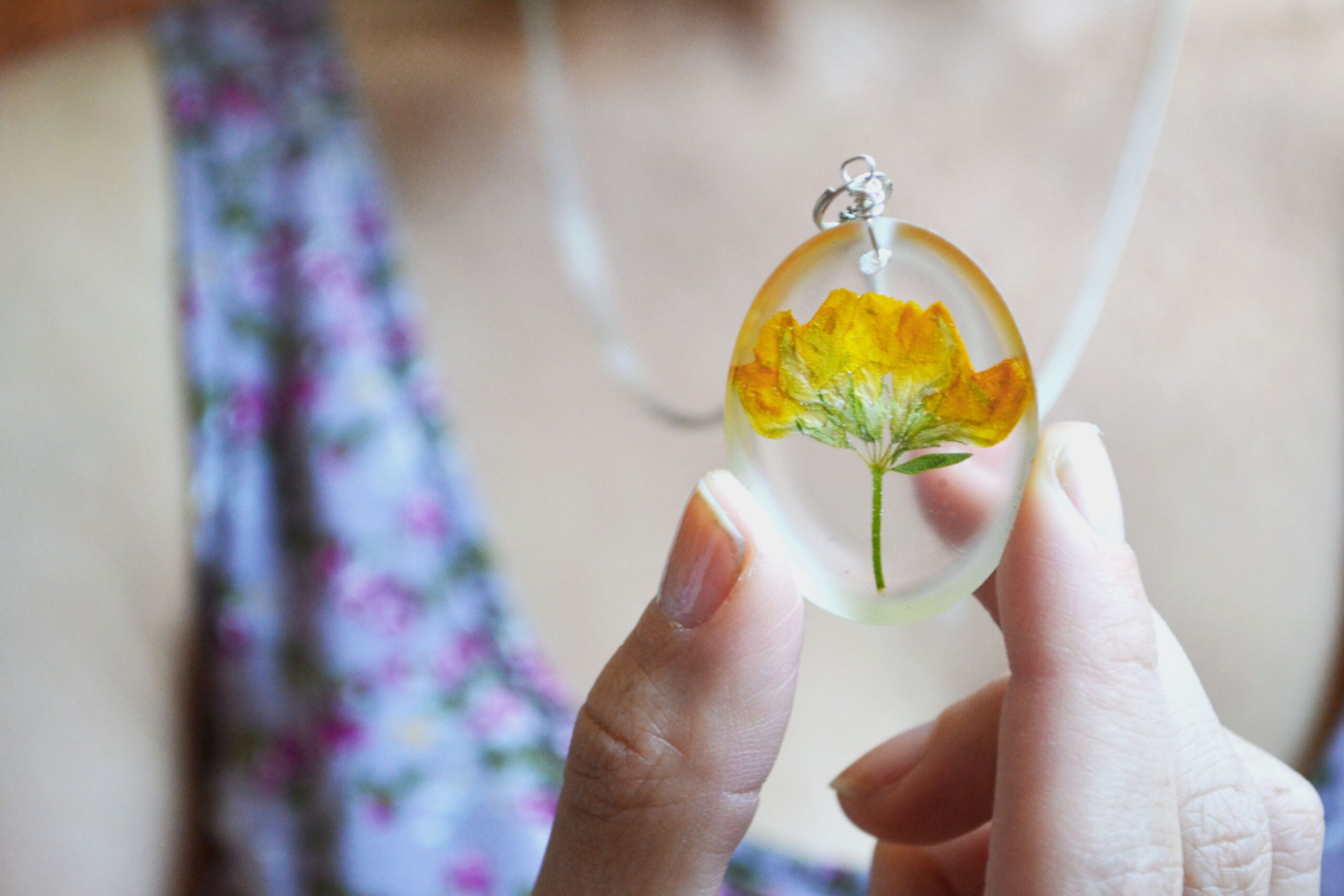 DIY gioielli con fiori e resina