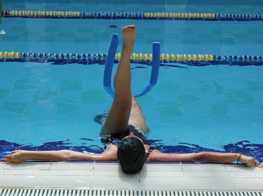 L'acqua offre una resistenza maggiore dell'aria e aiuta quindi a mantenere meglio le posizioni del Pilates 