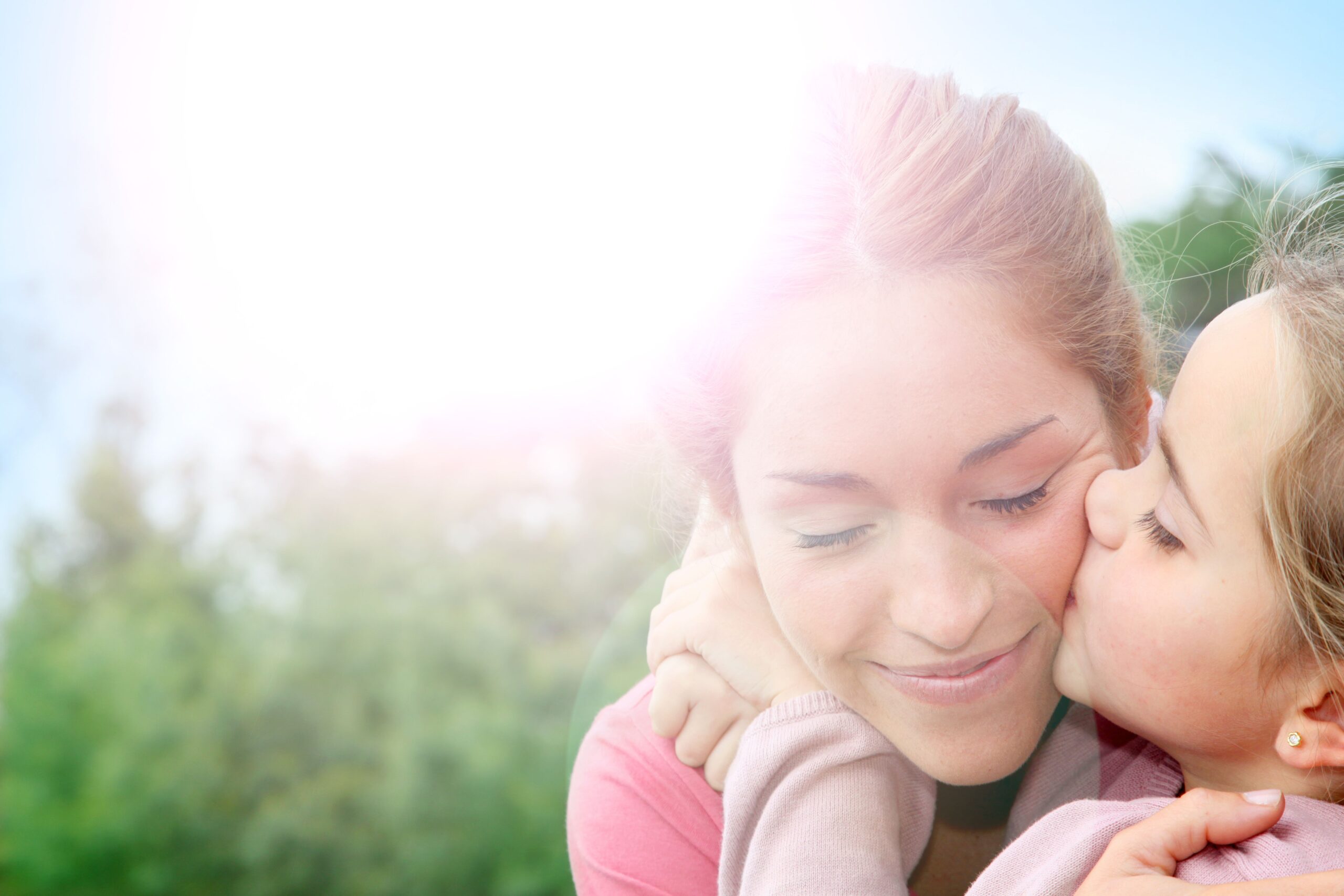 Baciare i propri figli sulle labbra si può?