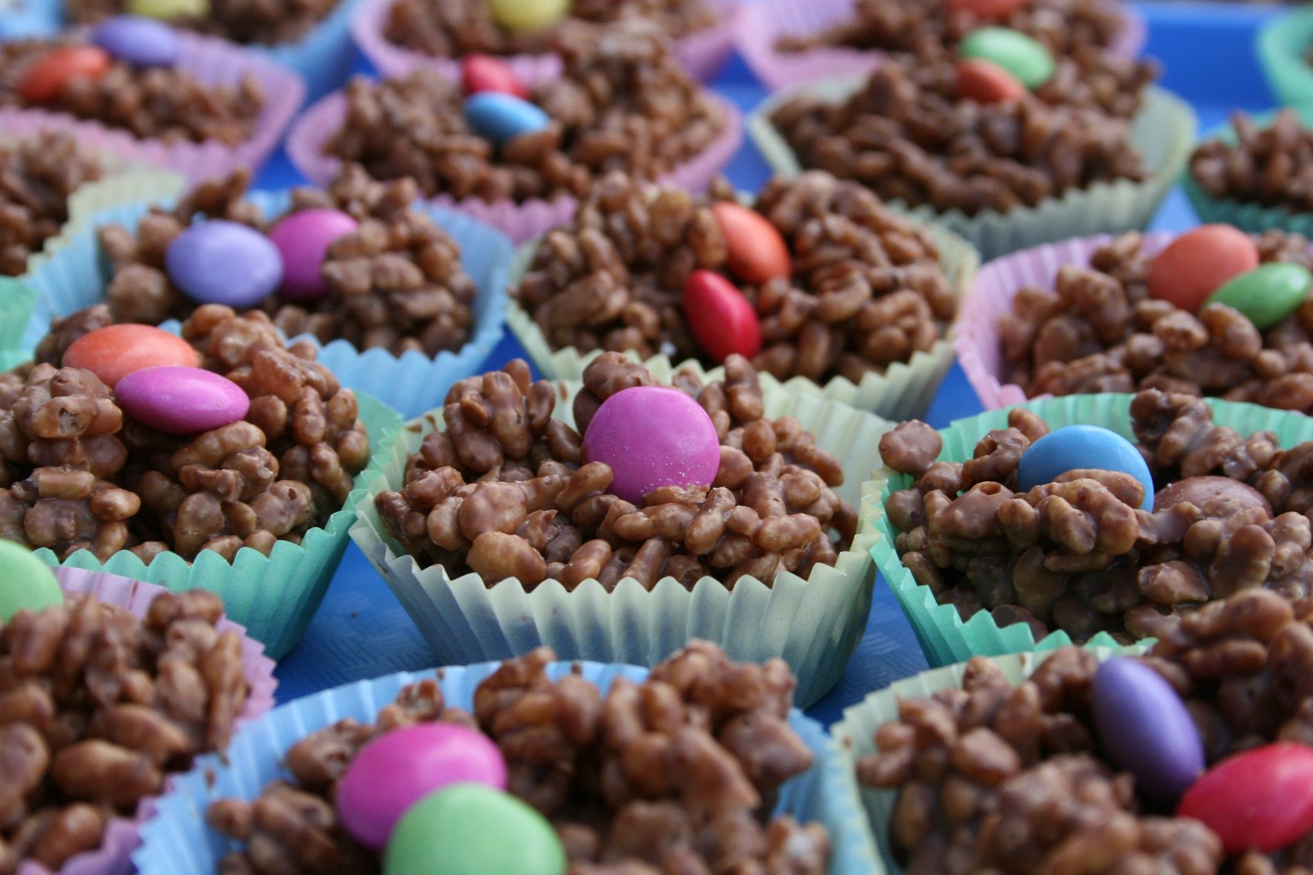 Come fare delle barrette di cioccolato e riso soffiato riciclando le uova di Pasqua