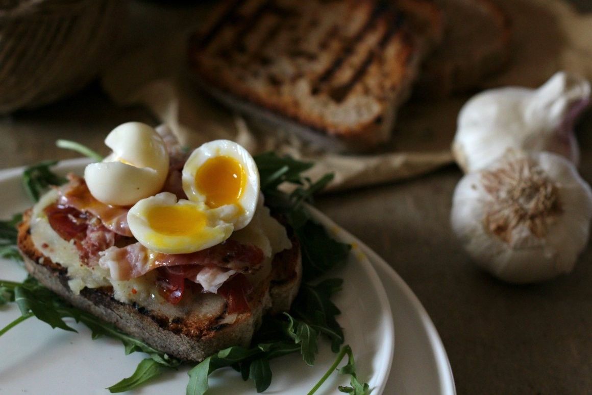 crostini-patate-speck-e-uova-di-quaglia-ev.-orizz.-1160x773