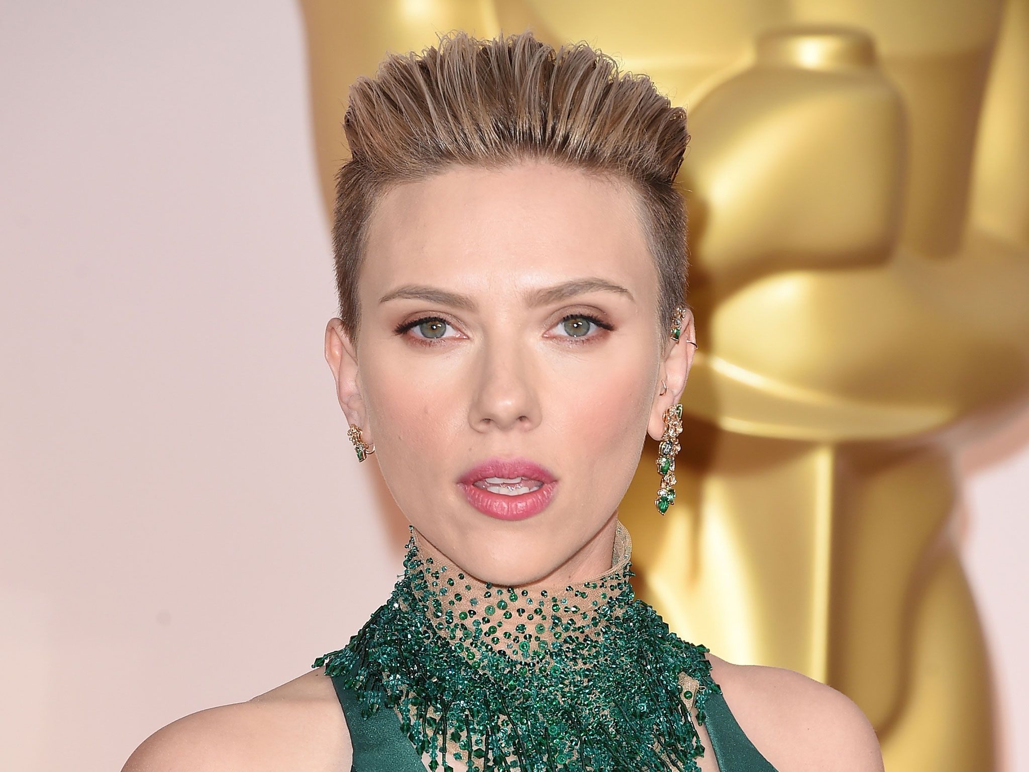 Scarlett Johansson transgender al cinema: le polemiche social e la replica