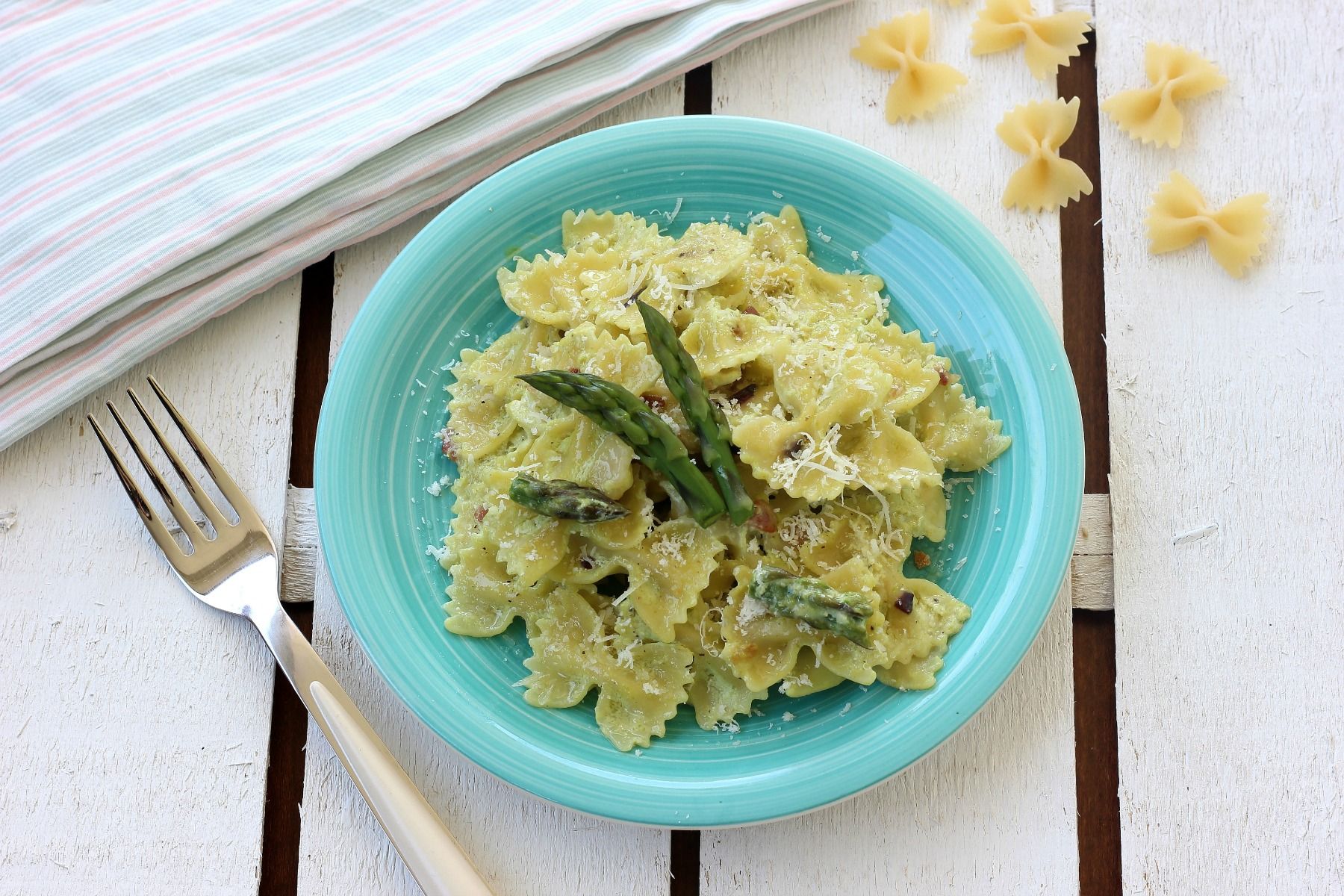 Farfalle con salsa alla ricotta, asparagi e pancetta