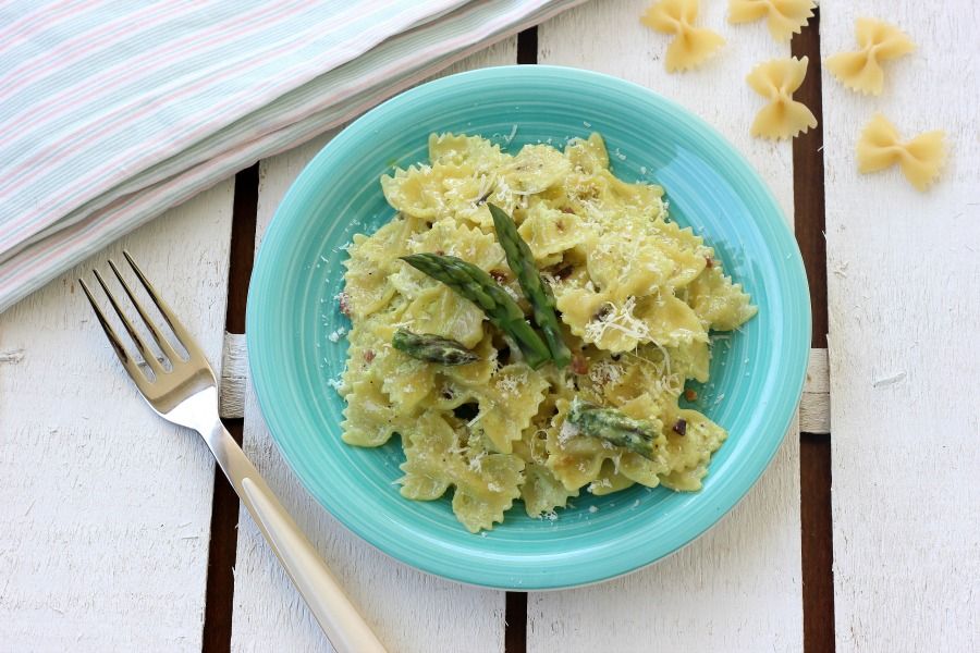 Farfalle con salsa alla ricotta, asparagi e pancetta