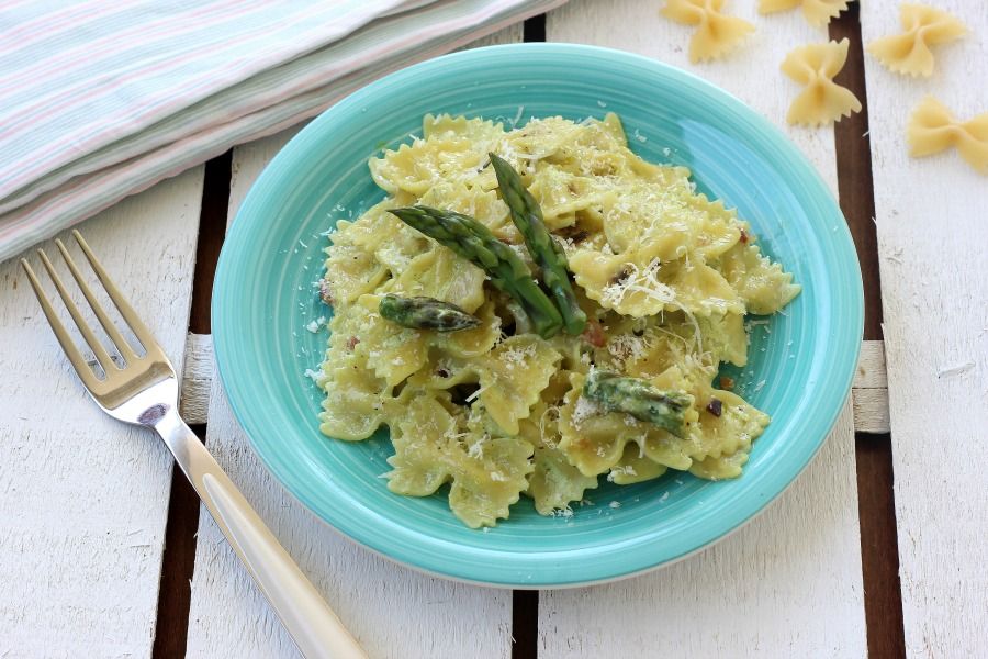 Farfalle con salsa alla ricotta, asparagi e pancetta