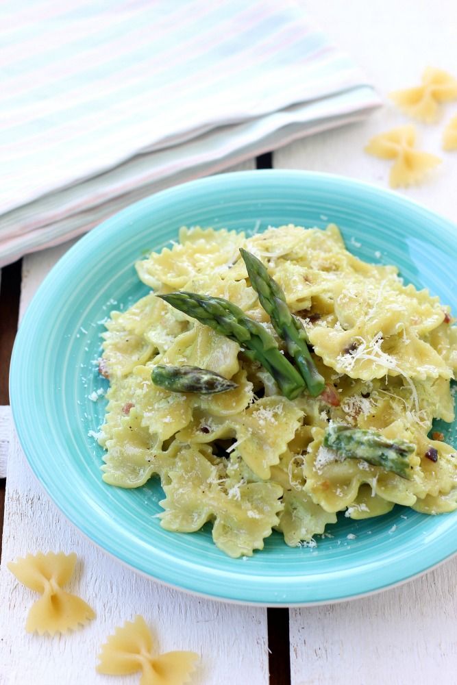 Farfalle con salsa alla ricotta, asparagi e pancetta