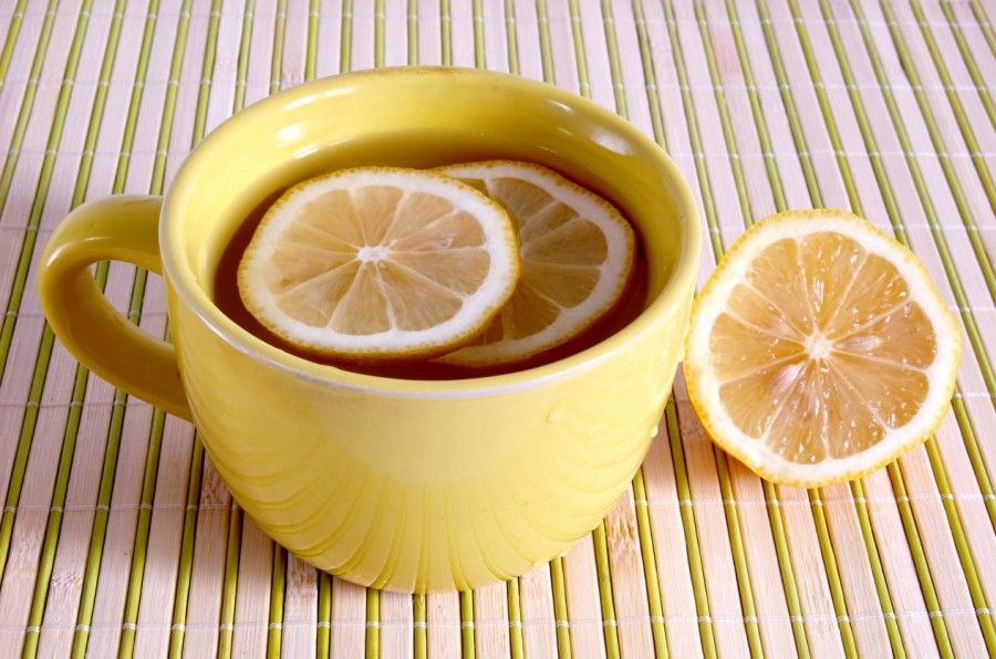 Acqua calda e limone al mattino