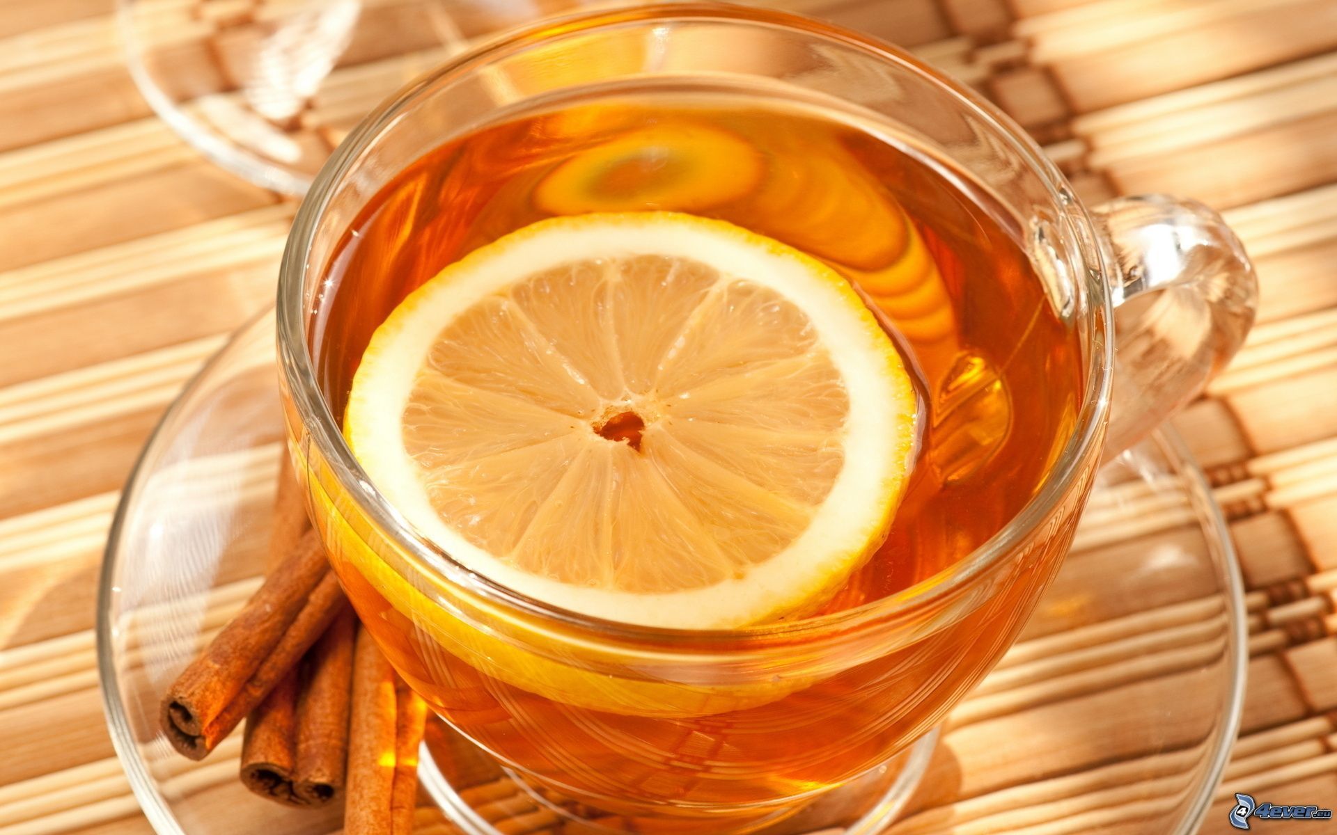 Perchè dovresti bere acqua calda e limone ogni mattina