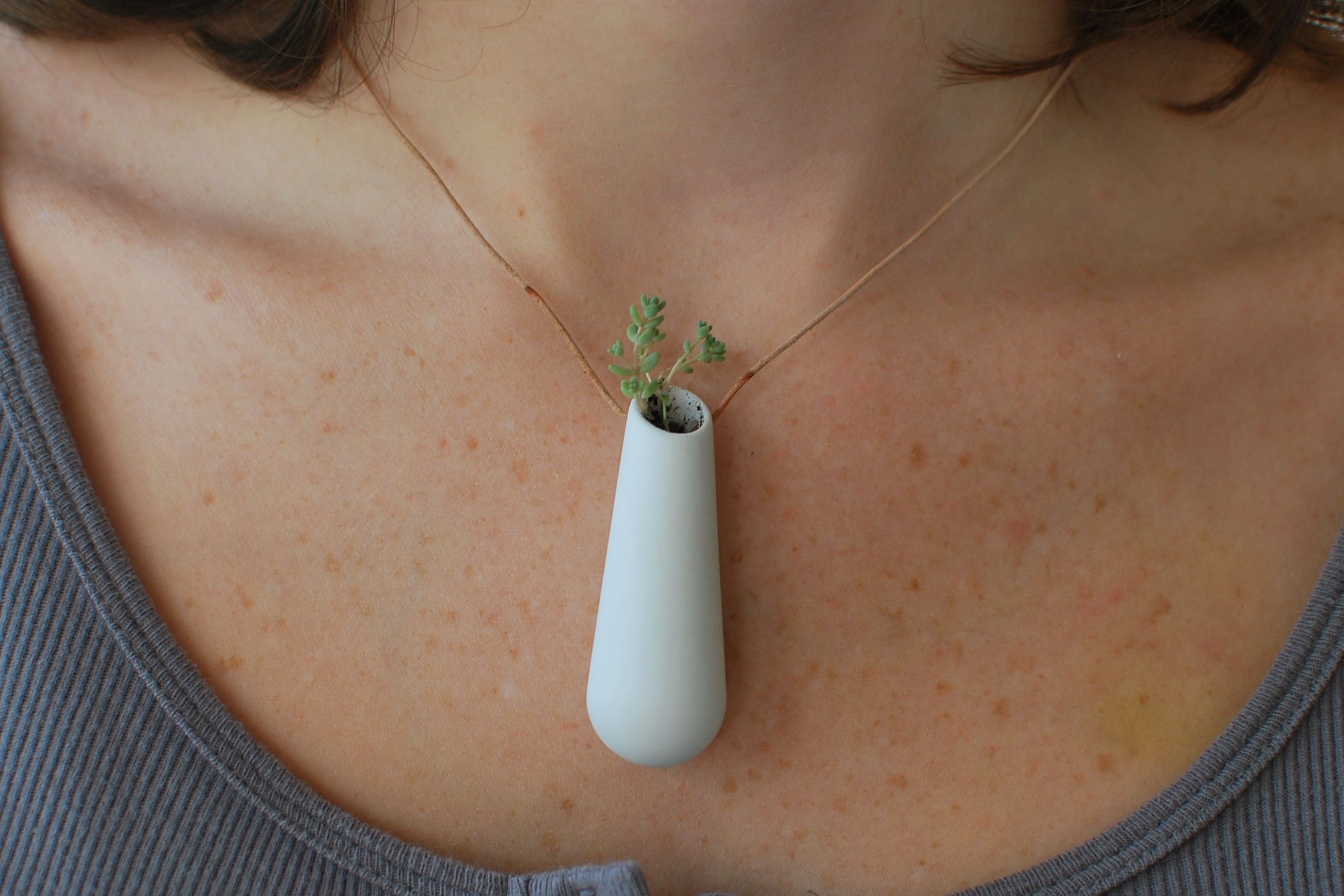 Indossare una piccola pianta al collo: l’idea Wearable Planter