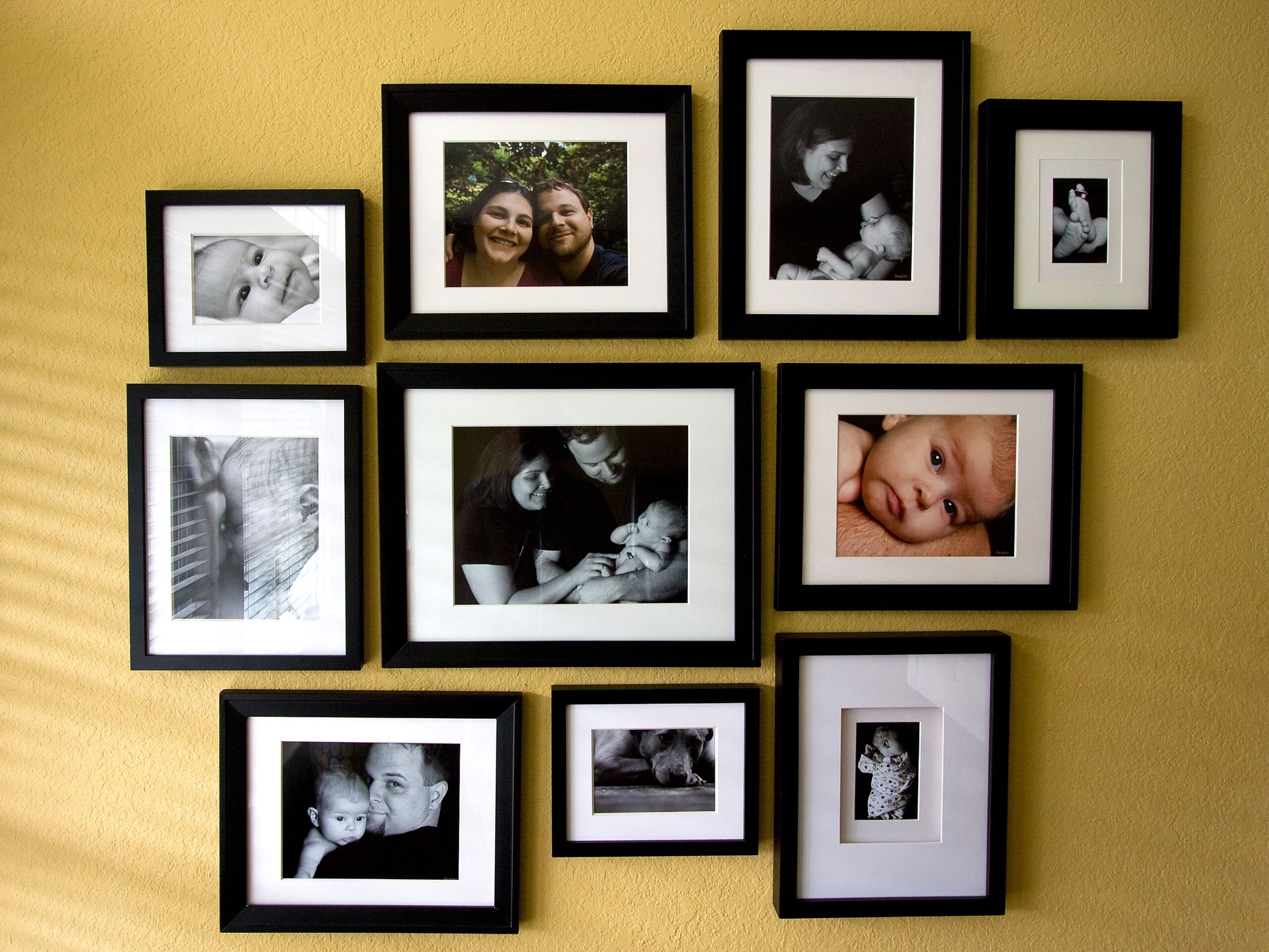 6 idee per appendere quadri e decorare una parete