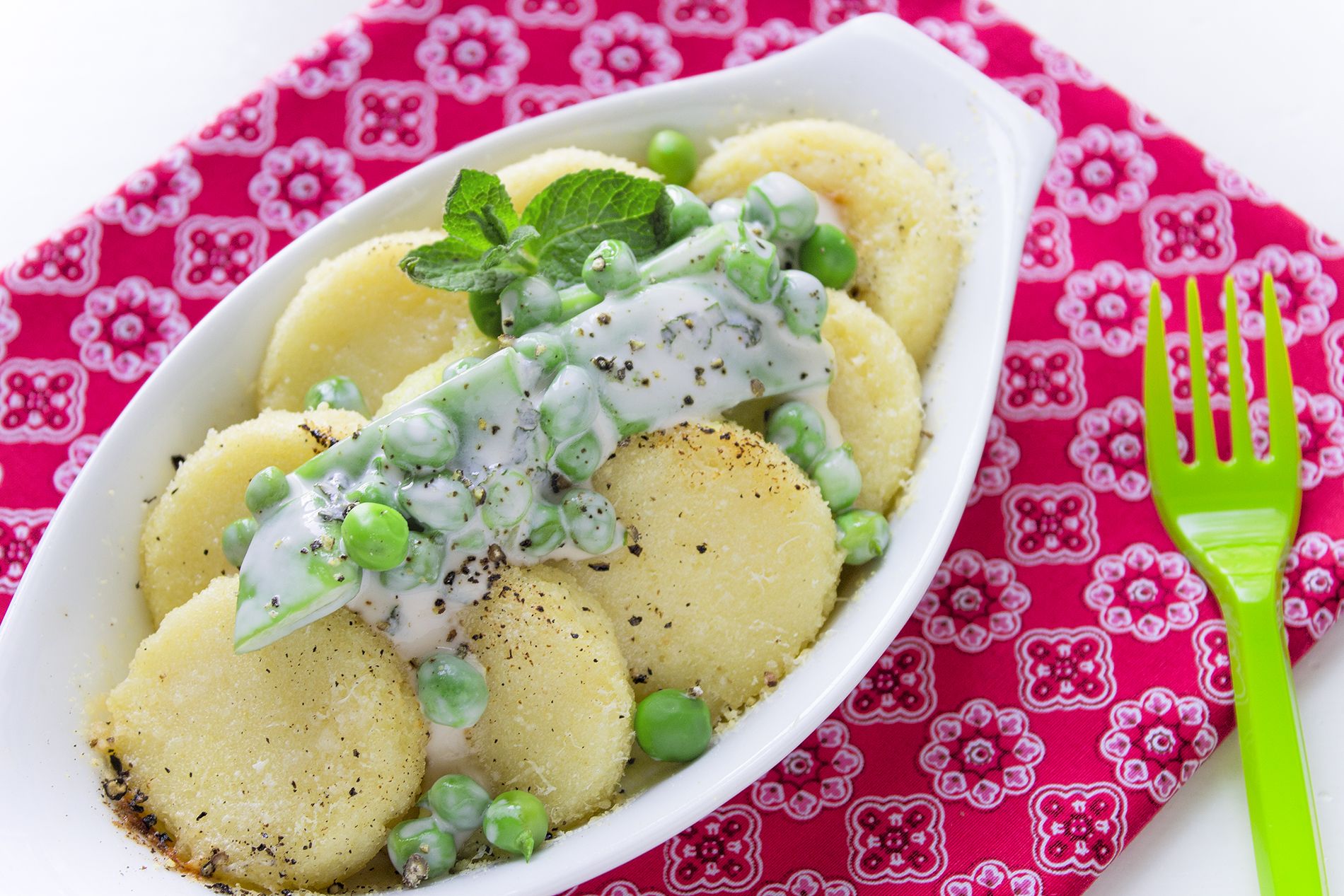 La ricetta degli gnocchi alla romana versione light con un condimento primaverile