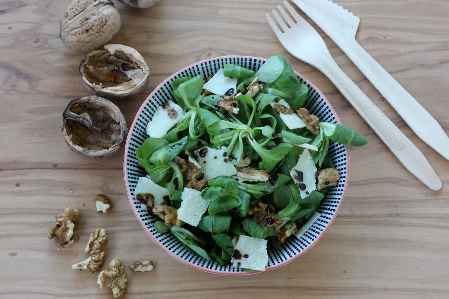 Insalata con parmigiano noci e aceto balsamico