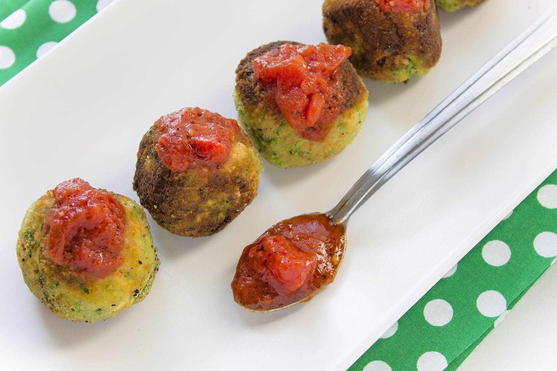 Polpette di zucchine in salsa di pomodoro