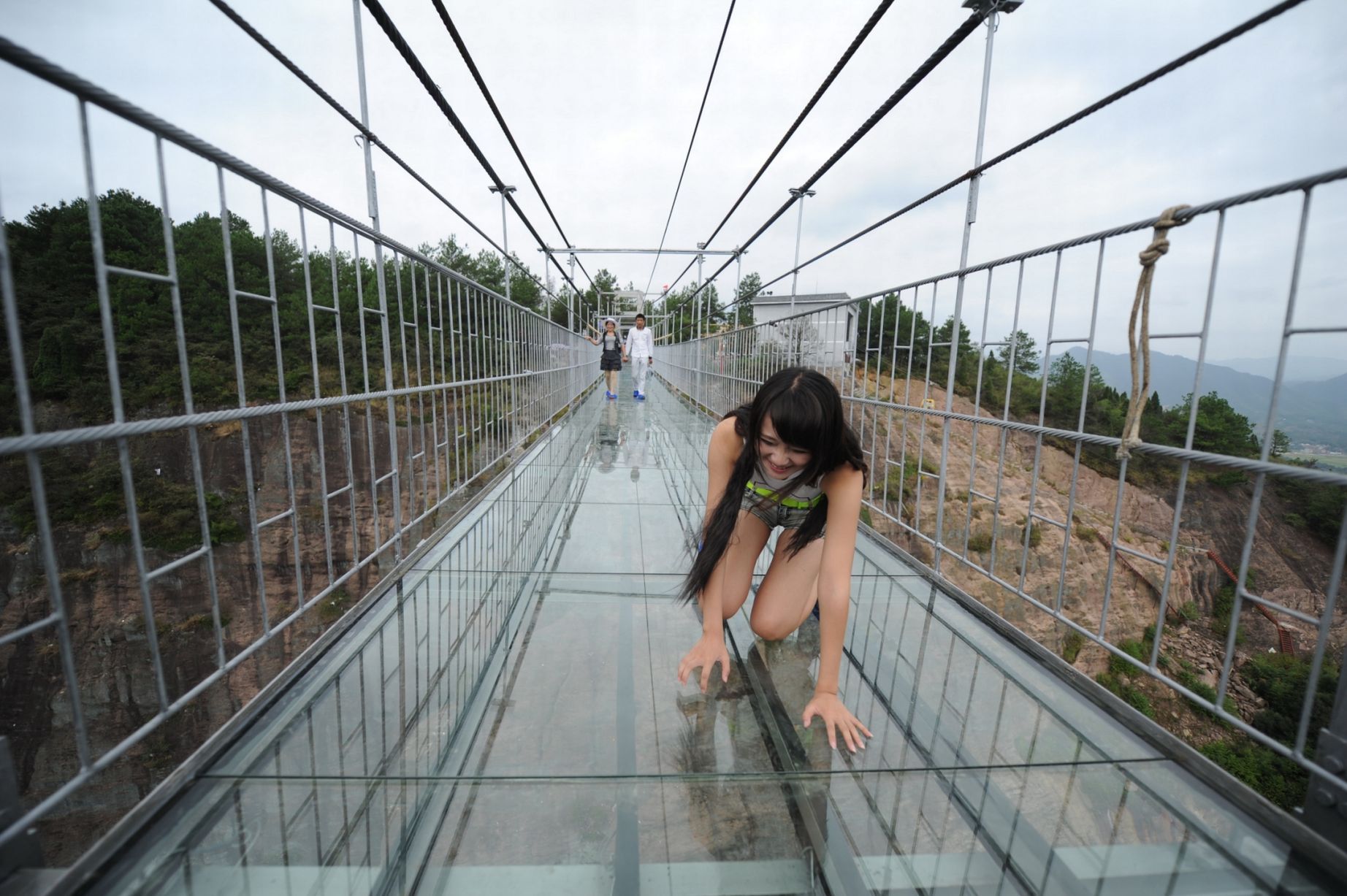 Il ponte di vetro sospeso a 180 metri di altezza: lo attraversereste?