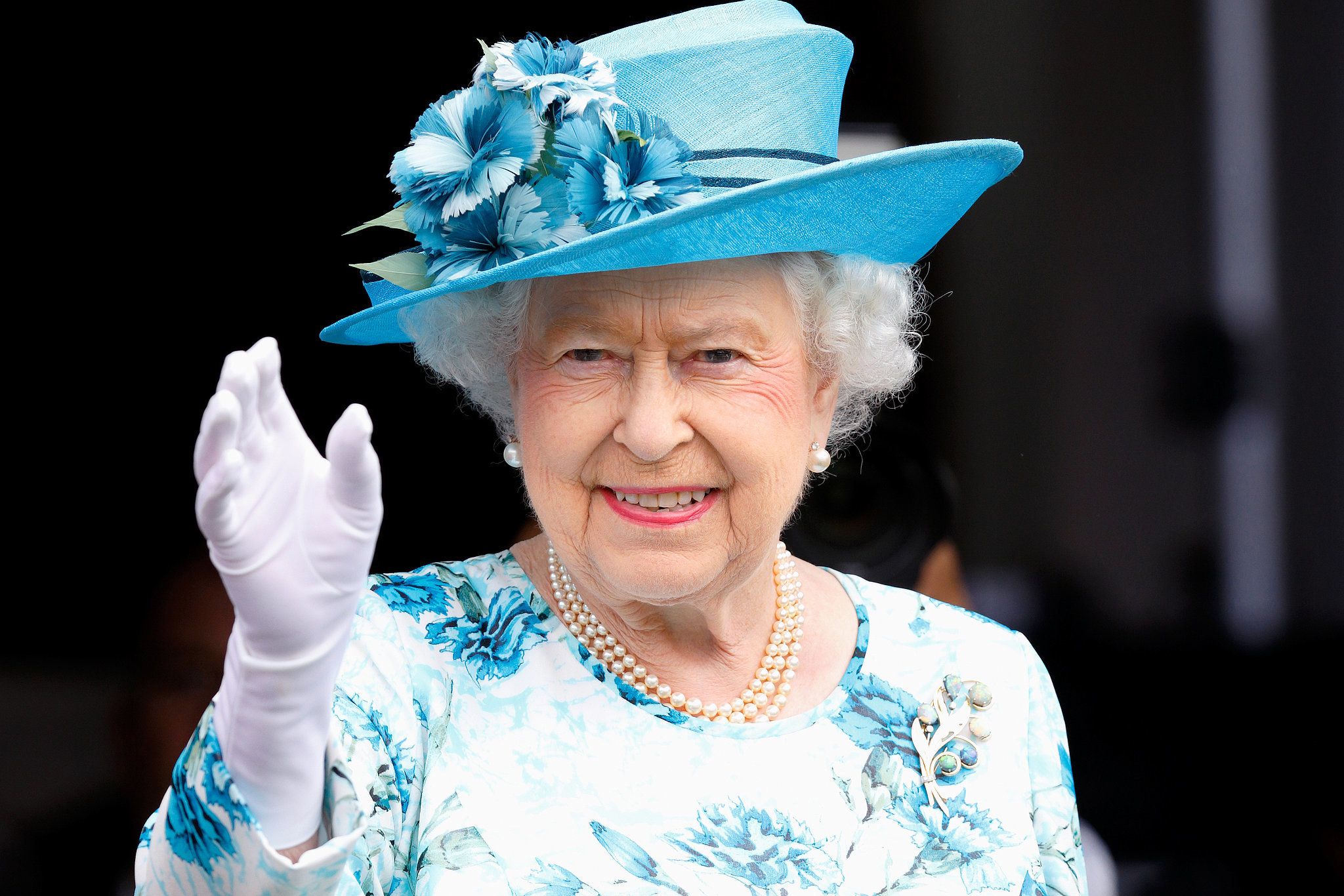 Perché la Regina Elisabetta II veste sempre quei colori brillanti?