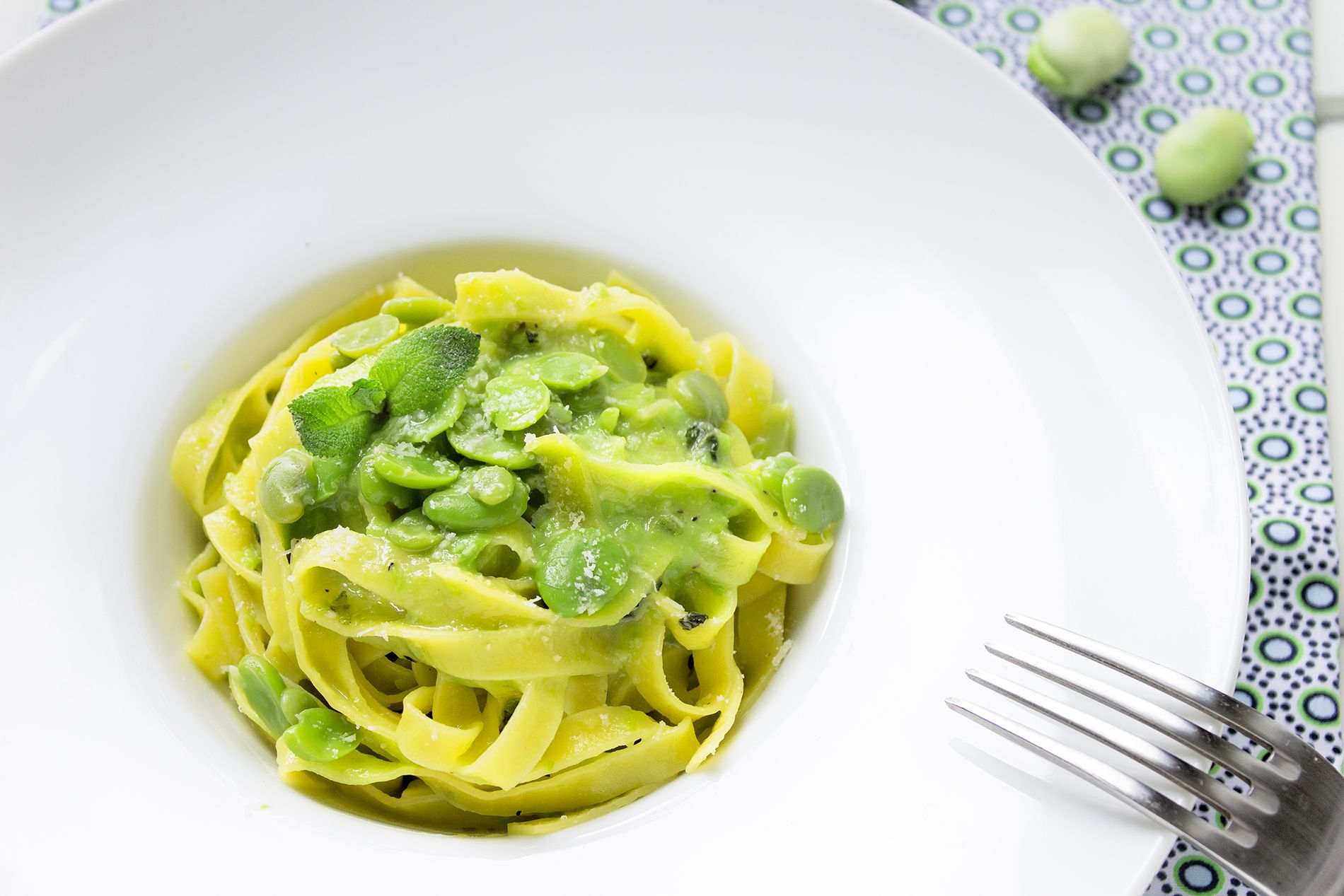 Tagliatelle con crema di fave, menta e pecorino