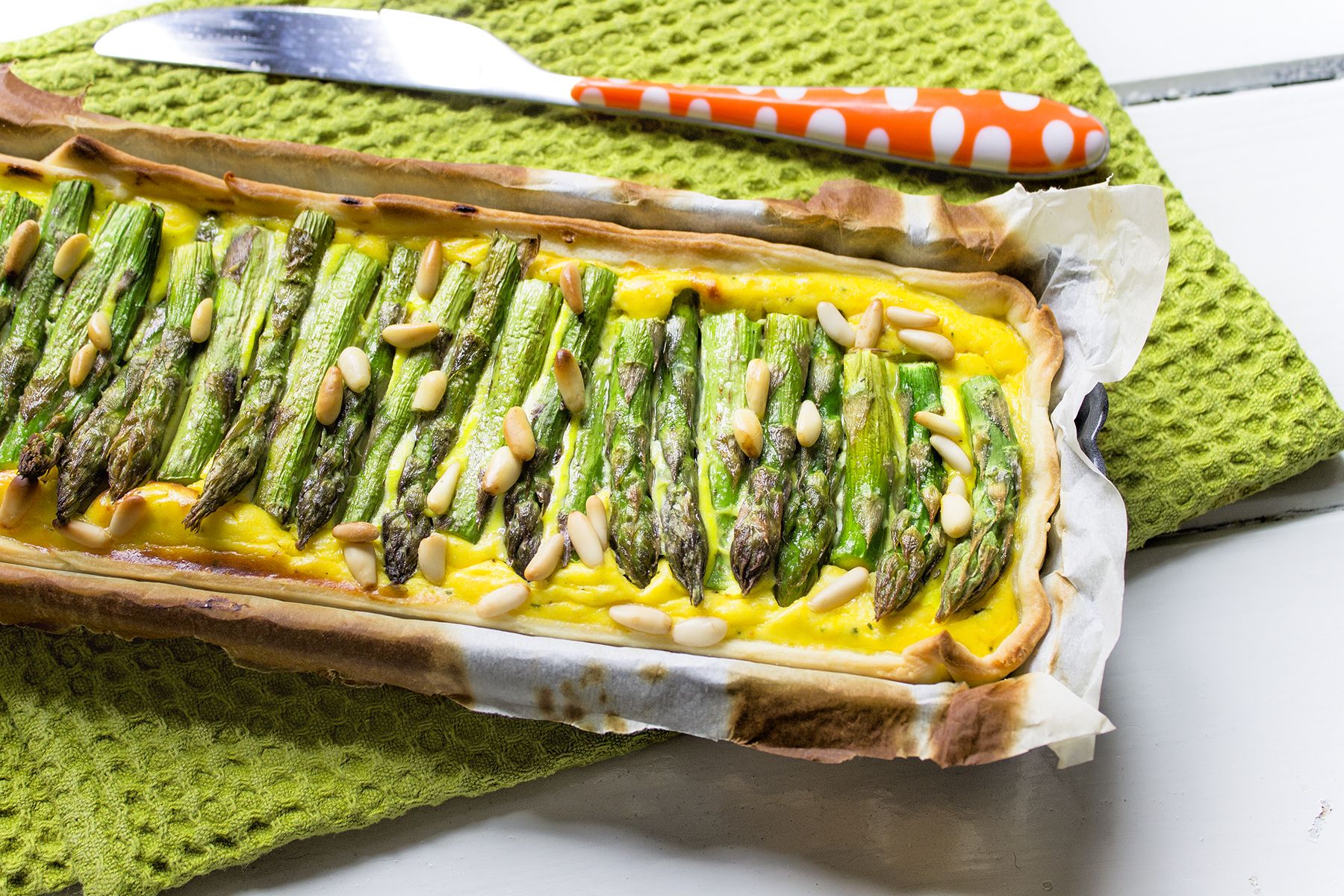 Torta salata di asparagi, ricotta e pinoli