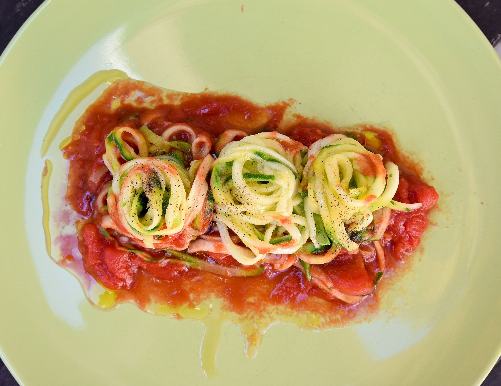 Spaghetti di zucchine al pomodoro