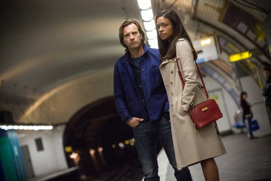 Ewan McGregor e Naomie Harris in Il traditore tipo