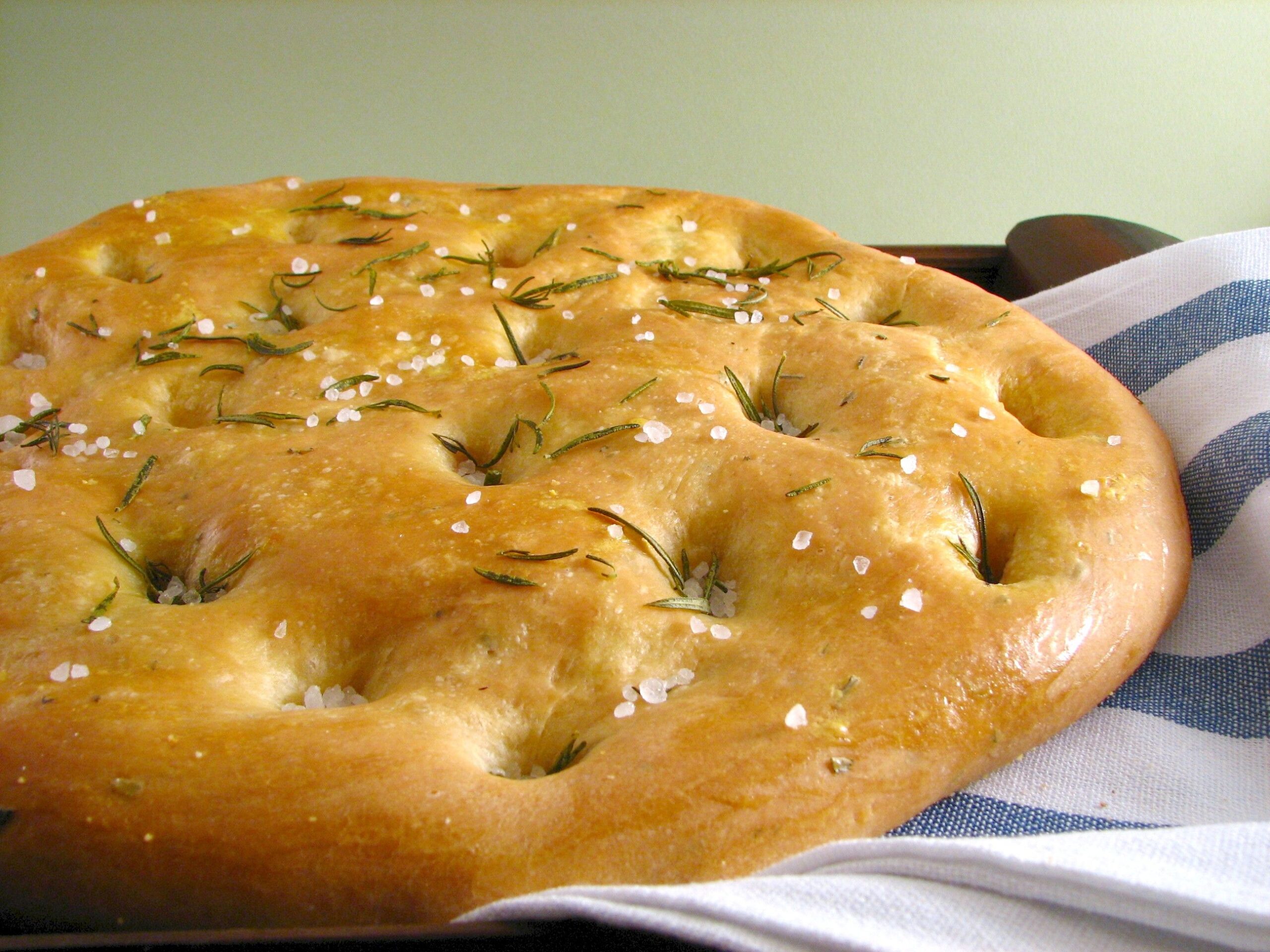 Focaccia integrale con rosmarino e olio