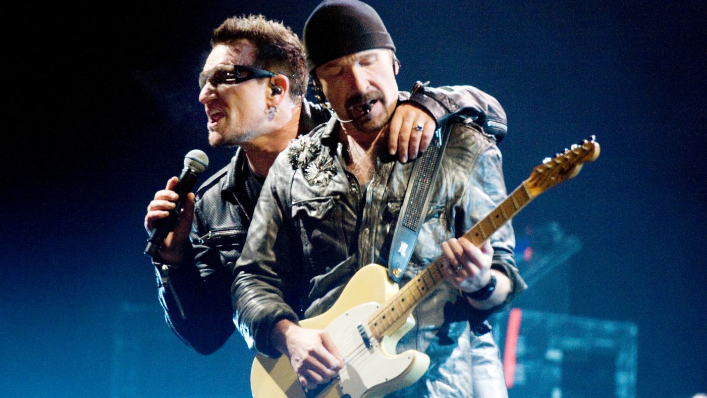 Bono con The Edge sul palco