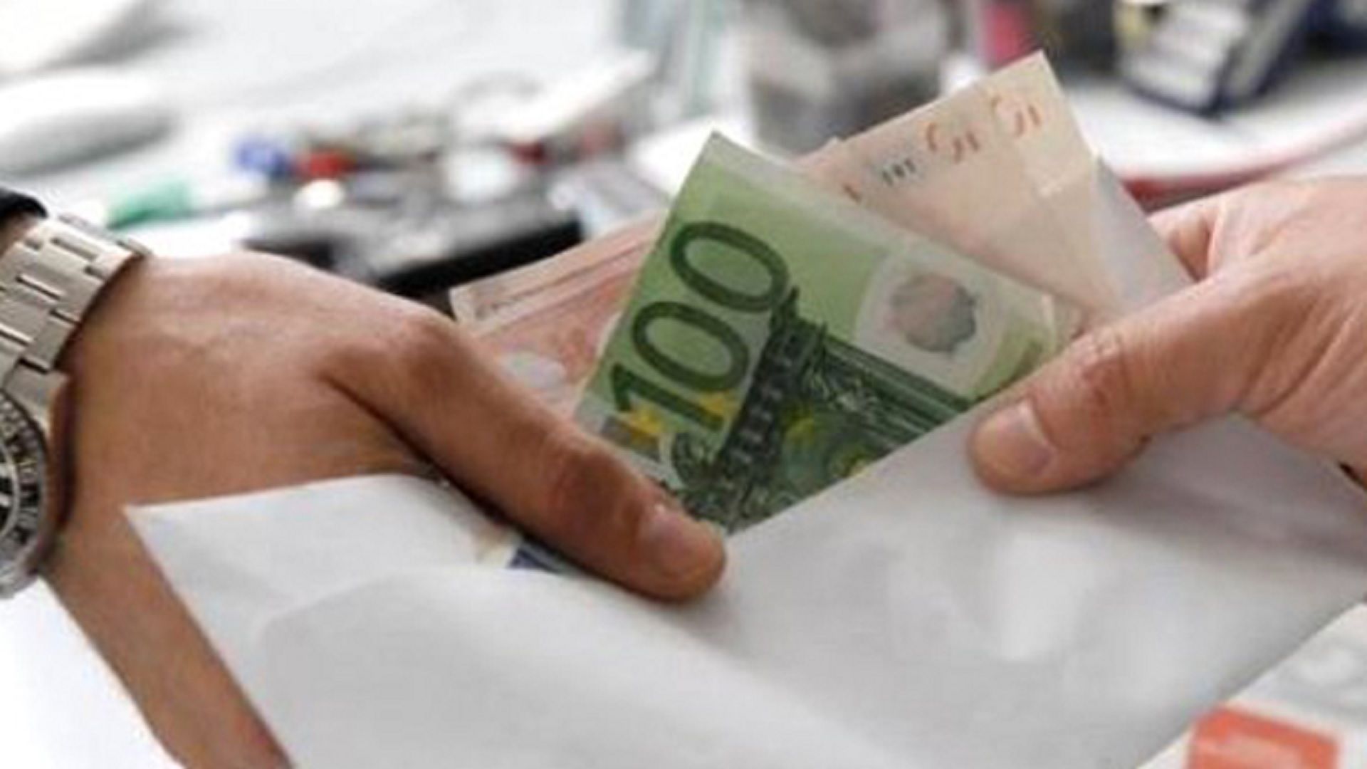 Contatta i suoi genitori solo per soldi: denunciato