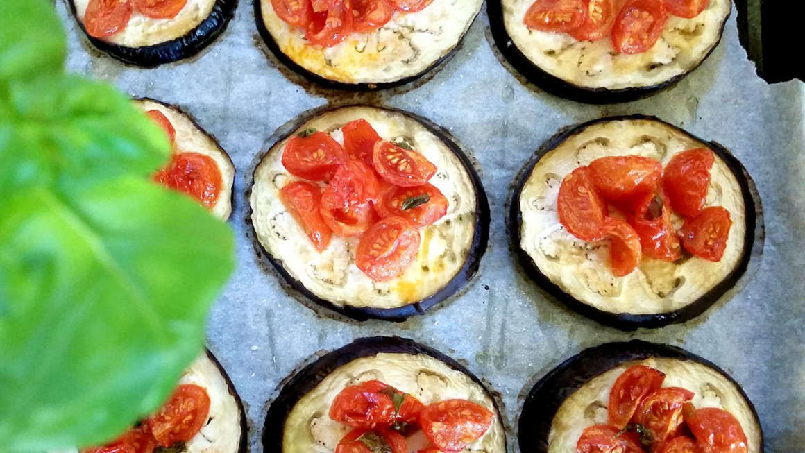 La ricetta semplice delle melanzane al forno con pomodorini