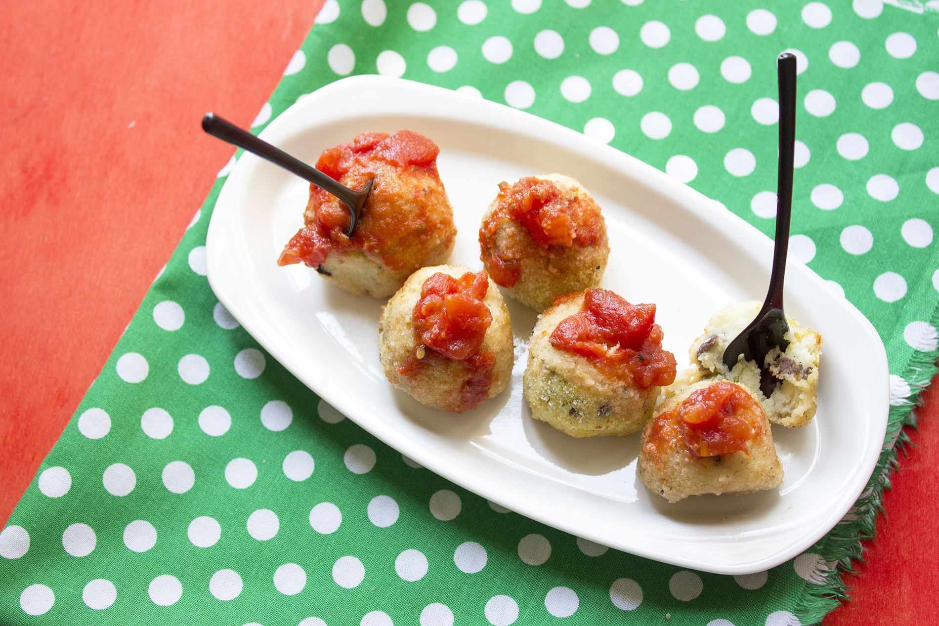 Polpette al forno con ricotta, olive taggiasche, menta e patate